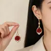 Brincos Populares de Rosa Vermelha com um Toque de Luxo Leve, Strass Brilhantes, Brincos Festivos, Acessórios de Orelha Retro de Luxo Leve na Moda e Elegantes