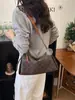 Bolsa tote para通勤者 transfronteiriço, elegante e estilosa 2026 bolsa feminina de luxo, grande capacidade, nova bolsa versátil de ombro e crossbody