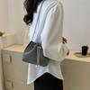 2023 Nova Primavera Urso Simples Bucket Bag Moda Cadeia Crossbody Bag Este Ano Bolsa Pequena Popular Retrô para Mulheres