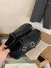 Mocassins Veludo Esculpido Estilo Britânico Retrô para Mulheres 2025 Novo Outono e Inverno Sapatos Pequenos de Couro Esculpido Suede Brogue