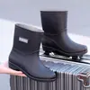 Botas de chuva femininas de cano médio, sapatos de borracha da moda de cano curto para adultos, antiderrapantes, de corte baixo, sapatos impermeáveis, botas de chuva femininas com forro de pelúcia