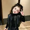 Conjunto de Outono Doce e Descolado para Meninas 2026 Novo Estilo Infantil Estilo Coreano Chique Moda Colete de Couro Preto Calça Xadrez