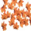 Hojas de arce estampadas en seda artificial simulada en colores mixtos, 50 piezas por paquete, material de decoración para telón de fondo de boda, producto popular de comercio exterior
