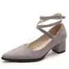 Al por mayor simple Cinturón de terciopelo mate para adornar zapatos casuales coreanos puntiagudos Zapatos de comercio exterior de un solo color Zapatos de tacón cuadrado D175