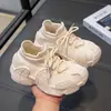 Tênis robustos para meninas primavera e outono 2025 novos sapatos de malha respiráveis para meninas sapatos tipo meia para crianças tênis esportivos slip-on para meninos