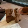 Nova Coleção de Outono 2026: Botas Femininas de Salto Grosso com Bico Quadrado, Franzidas no Tornozelo, Acabamento Fosco, Estilo Western, Botas de Equitação Versáteis