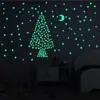 Amazon Supply Pegatinas Luminosas Pegatinas de Pared de Estrella Fluorescente Plástico Autoadhesivas Pegatinas de Decoración para Habitación Infantil 3CM