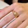 Anillo de Diamante Cubo de Azúcar de Lujo Ligero, Anillo de Flor de Diamante Cuadrado Enroscado con Vid, Diseño de Nicho de Alta Gama, Anillo de Diamante de Alto Carbono y Piedra Preciosa de Color