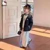 Jaqueta de Outono para Meninas 2026 Novo Estilo para Crianças Médias e Mais Velhas Cardigan Xadrez com Capuz e Desenho Peça de Roupa Externa Estilosa e Versátil