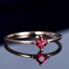 Anel de ouro rosa de moda europeia e americana Anel de hemoglobina de pombo elegante Anel de diamante de simulação de cristal vermelho de baixo luxo feminino