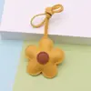 Nuevo colgante de flor DIY multicolor Muñeca flor MIU colgante de bolsa colgante de coche llavero colgante de regalo