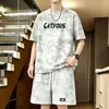 Conjunto de Camiseta Tie-dye de Verão 2026 Masculino Top Solto com Estampa de Letras Gradiente Cordão Shorts de Cinco Pontos Conjunto de Duas Peças