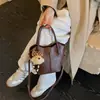 Bolso de mano de alta gama, nicho, para mujer, 2026, nuevo, retro, versátil, bandolera, bolsa tipo cubo, muy popular, para ir al trabajo