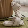 Estilo Popular de Sandálias e Chinelos para Mulheres 2025 Novo Estilo para Uso Doméstico Banho Interno Antiderrapante Uso Externo Chinelos com Solado Grosso Atacado