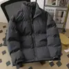 Venta Directa de FábricaChaqueta de Algodón con Cuello Alto para Hombre 8818111 Color Sólido Casual Acolchada de Algodón Chaqueta Tipo Pan Ropa de Pareja Chaqueta de Algodón para Adolescentes