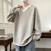 Moletom com Capuz Listrado Falso Duas Peças Decote V Manga Longa para Homens Primavera e Outono Tamanho Grande Estilo Preguiçoso Solto Versátil Lindo Top