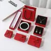 Caja de Regalo para Joyería en Stock con un Diseño Fresco y Elegante, Presentando un Empaque de Lazo para Pulseras, Colgantes y Collares