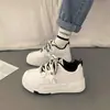 Zapatillas de Suela Gruesa Estilo Chino Estilo Hong Kong para Mujer Otoño 2025 Nuevos Zapatos Casuales Versátiles de Nicho Zapatos Deportivos Blancos