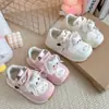 Tênis de treino alemães fofos com tema de gato para mulheres, novo estilo primavera e outono de 2026, sapatos esportivos casuais de sola macia, tênis brancos leves estilo Forrest Gump.