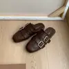 Chegada Nova Primavera 2026 Slip-on Bico de Couro Macio Biqueira Quadrada Mules Versáteis Femininas Sapatos Meio Abertos