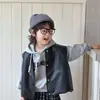 Colete de Couro Tendência para Meninos Primavera e Outono 2026 Conjunto de Três Peças com Calça Xadrez Estilo Coreano Infantil e Moletom com Capuz Casual Cool