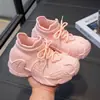 Tênis robustos para meninas primavera e outono 2025 novos sapatos de malha respiráveis para meninas sapatos tipo meia para crianças tênis esportivos slip-on para meninos