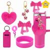 Llavero con forma de corazón de pareja con colgante de bola de pelo de amor decorativo de Stanley Cup, lápiz labial, bolsa, lazo, tapón de paja
