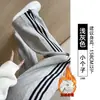 Calça de moletom feminina cinza, novo estilo outono/inverno 2026, casual, corte solto, perna afunilada, três listras, forro interno de fleece, estilo americano