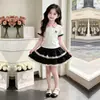 2026 Conjunto de Dos Piezas Falda de Pastel de Encaje Dulce Estilo Universitario Color de Contraste Moderno Estilo Coreano Camisa Polo Casual de Manga Corta