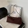 Bolso de hombro de gamuza nuevo para el otoño de 2026, elegante y chic, con un diseño relajado y elegante.