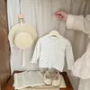 Conjunto de Tres Piezas con Capas Estilo Suave para Niñas Primavera y Otoño Camiseta Base Floral para Niños Camisola de Malla y Encaje Pantalones Largos de Mezclilla