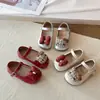 Zapatos de cuero suaves y lindos para niñas, nueva colección primavera/verano 2026, zapatos Mary Jane de moda y versátiles para niños