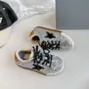 Tênis Retrô 2026 Outono Novidades Sapatos de Skate para Crianças Superfície de Couro Estrela Pequena Sapatos Sujos Solado Macio Unissex Sapatos Casuais para Crianças