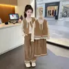 Conjunto de Colete Estilo Floresta para Meninas, Nova Coleção de Primavera, Colete sem Mangas, Blusa com Acabamento em Renda, Calça de Perna Larga Levemente Flare, Conjunto de Três Peças Estilo Coreano