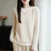 Suéter 100% lã para mulheres, com design falso de duas peças e gola redonda em V, perfeito para usar em camadas e criar um visual interno estiloso sem precisar de uma segunda pele de lã separada.