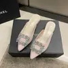 Moda Coreana Primavera/Verano 2026 Elegantes y Cómodas Nuevas Mocasines de Gamuza sin Talón con Puntera Puntiaguda y Tacón Grueso con Pedrería