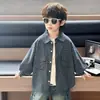 Camisa de cuadros para niño, nuevo estilo primavera/otoño 2026, camisa infantil de moda y corte holgado con cuello de solapa, abrigo fino de otoño para niño