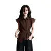 Elegante camisa marrón de manga corta con cuello pequeño para mujer, nuevo estilo de verano 2026, entallada a la cintura con cintas y detalles de volantes, top elegante