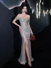 Vestido de Torrada Estilo Sereia para a Noiva, Vestido de Noivado Borgonha com Fenda, Vestido Brilhante de Um Ombro para Anfitriã