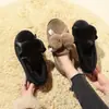 Sapatos Peludos Antiderrapantes Quentes e Confortáveis da Moda Estilo Coreano Novidade Outono e Inverno 2025 Sapatos Casuais de Algodão com Lã Adicionada Mocassins