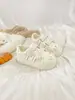 Sapatos Casuais Versáteis da Moda para Meninas Nova Coleção Primavera/Outono 2026 Sapatos Brancos Pequenos Infantis com Solado Macio Sapatos de Pão de Gatinho para Crianças de Tamanho Médio e Grande