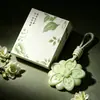 Bestseller transfronterizo: Gardenia de jardín silvestre fragancia colgante con aroma floral para coche y armario, aroma duradero con diseño floral en relieve