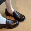 Zapatos de cuero para mujer estilo británico retro 2026 nuevo modelo mocasines slip-on con tacones gruesos, punta redonda, suela gruesa, zapatos casuales
