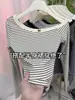 Diseñada con una Elegante Raya Asimétrica en el Hombro, Camiseta de Manga Larga para Mujer, Nuevo Estilo de Primavera, Estilo Chica Popular, Corte Ajustado, Nuevo Top de Moda