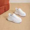 Novos Sapatos Casuais de Outono 2026 com Solado Grosso, Aumentadores de Altura, Bico Redondo, Cadarço, Versáteis Sapatos Brancos Pequenos para Pessoas Baixinhas