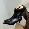 Botas delgadas de tacón alto de punta estilo francés Chuyuji 2026 nuevo estilo otoño e invierno sin cordones de cuero suave botines de tacón de gatito
