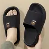 Pantuflas de baño portátiles con tacto suave, adecuadas para hoteles, hogar, uso en interiores, baño, dormitorio de mujeres, populares sandalias antideslizantes para niñas