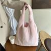 Bolsa de Pelúcia Grande Capacidade Estilo Francês de Nicho para Mulheres Moda Nova Primavera/Verão 2026 Bolsa de Ombro Versátil
