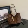 Nova bolsa tote estampa de leopardo 2026, uma bolsa de ombro de grande capacidade para mulheres, perfeita para o dia a dia, apresentando um design estilo coreano, aparência fashion e estilo de bolsa de mão moderno