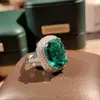 Elegante e Fashion Colar com Pingente de Esmeralda com Brincos Longos Retangulares de Diamante Verde e Conjunto de Anel Ajustável com Pedras Preciosas para Mulheres